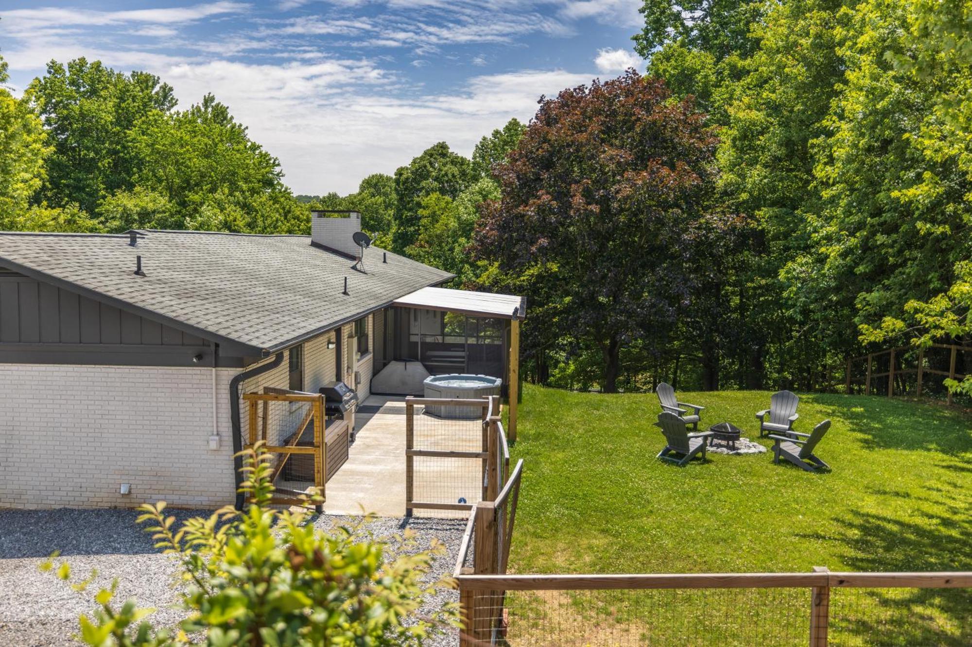 Вилла Mid-Century Modern Impeccable Remodel With Hot Tub Эшвилл Экстерьер фото