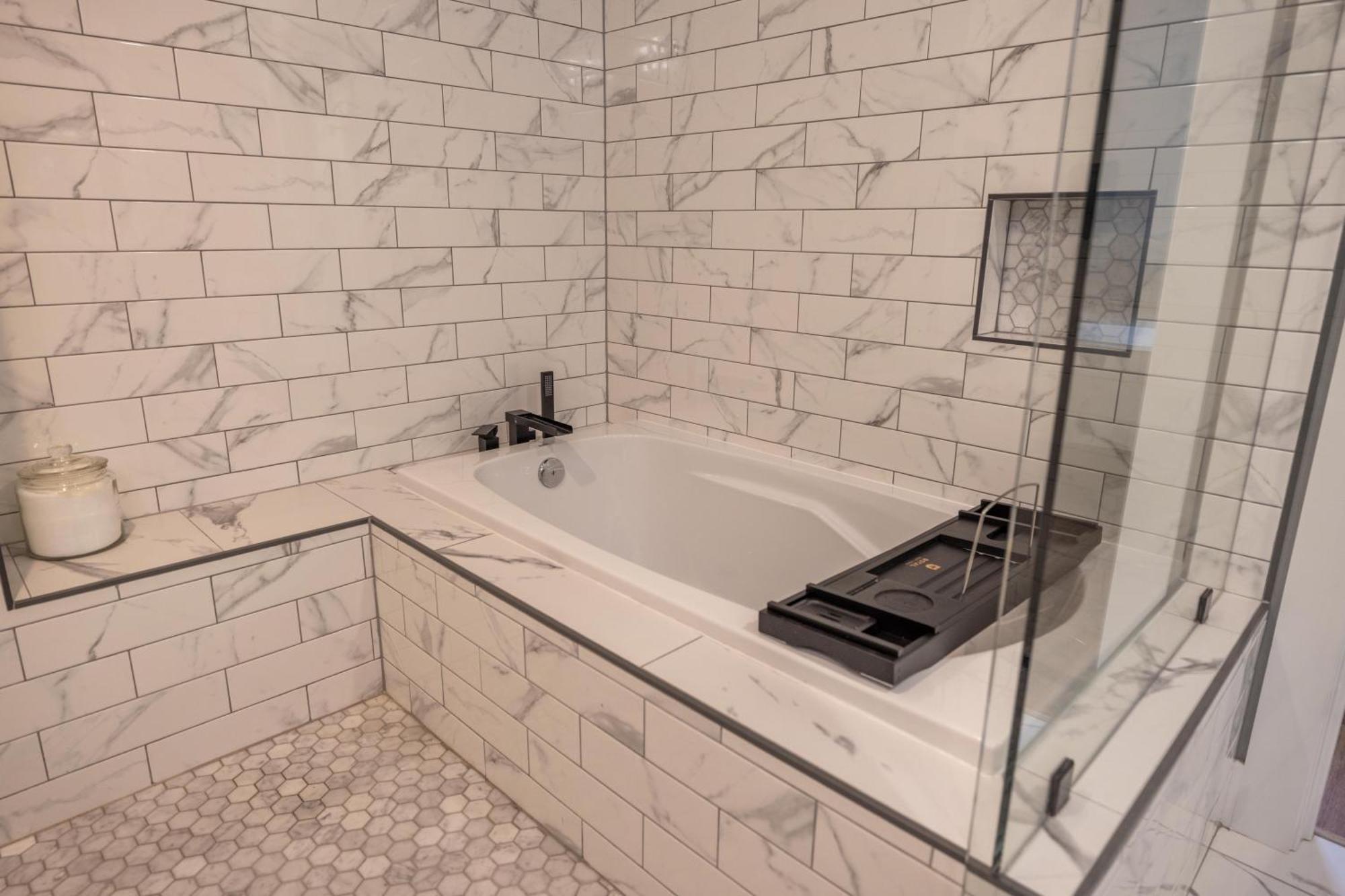 Вилла Mid-Century Modern Impeccable Remodel With Hot Tub Эшвилл Экстерьер фото