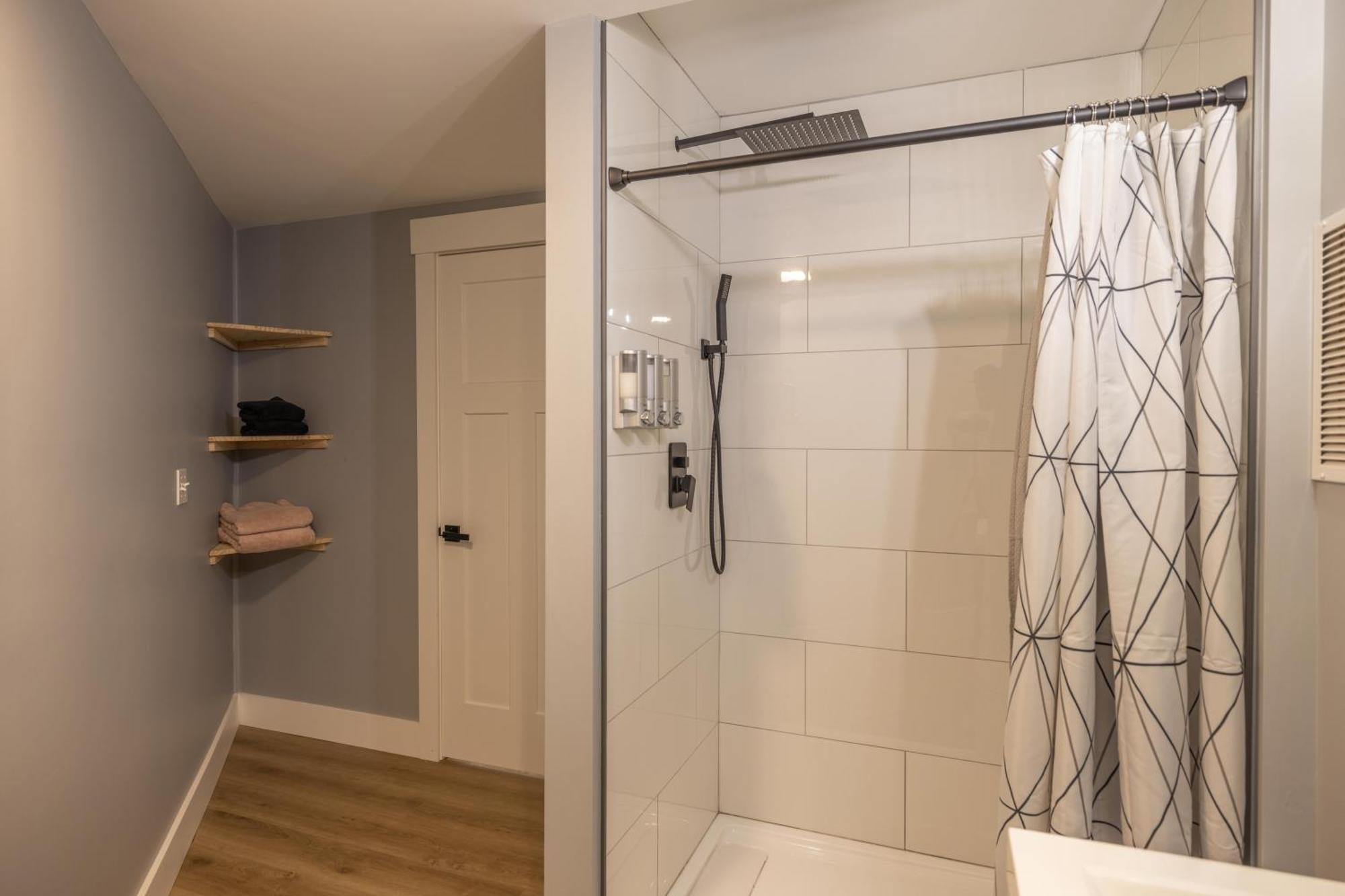 Вилла Mid-Century Modern Impeccable Remodel With Hot Tub Эшвилл Экстерьер фото
