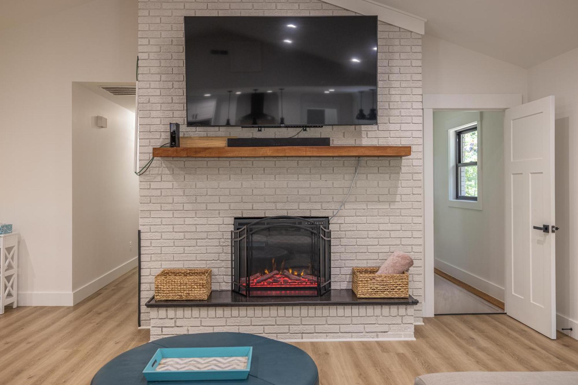 Вилла Mid-Century Modern Impeccable Remodel With Hot Tub Эшвилл Экстерьер фото