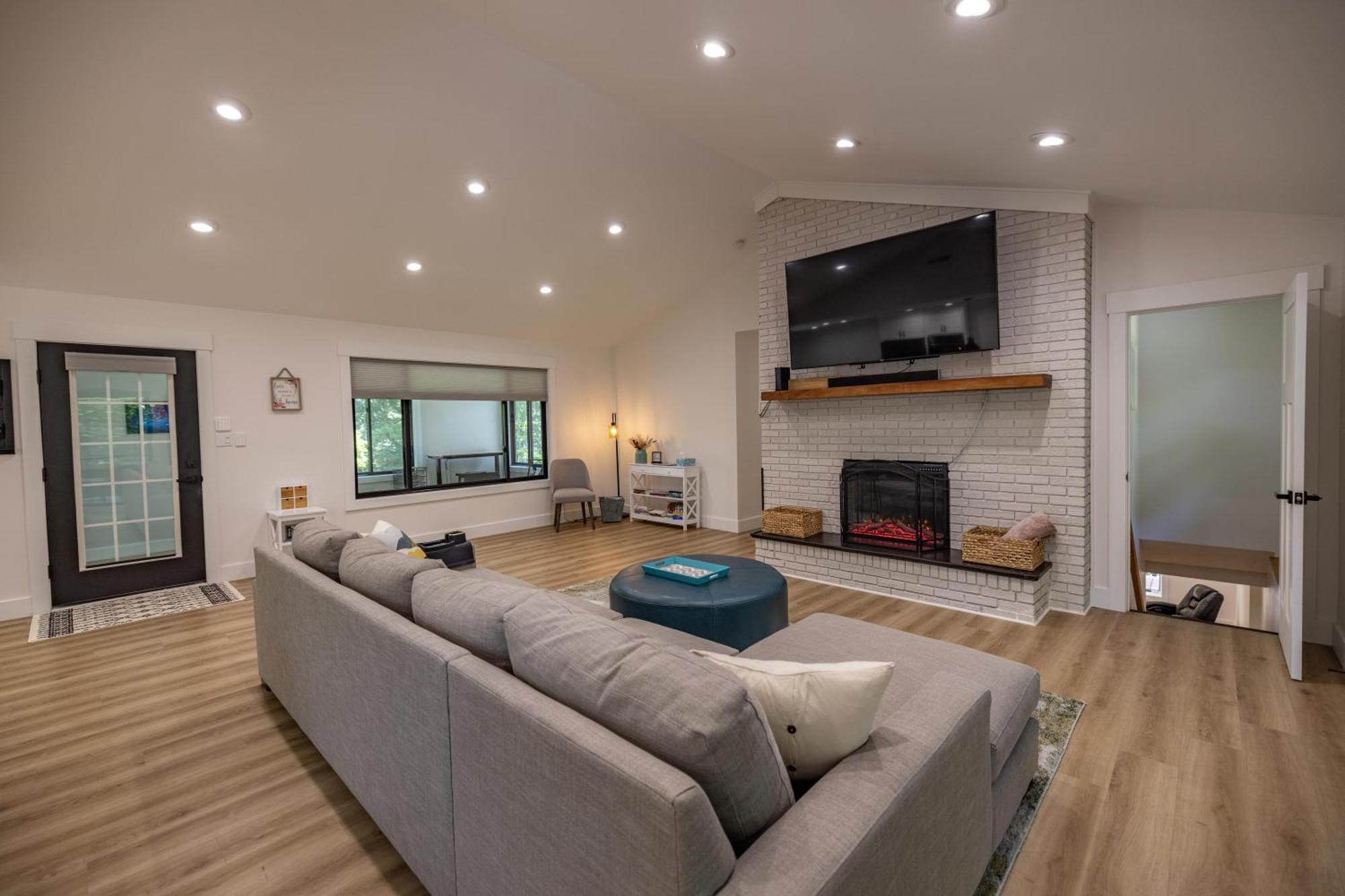 Вилла Mid-Century Modern Impeccable Remodel With Hot Tub Эшвилл Экстерьер фото