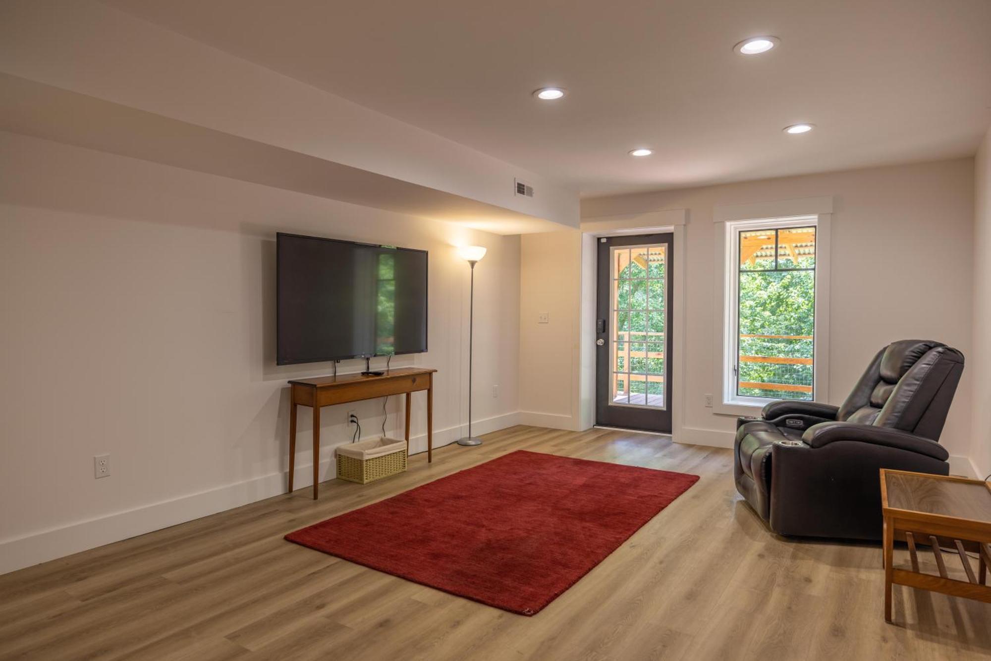 Вилла Mid-Century Modern Impeccable Remodel With Hot Tub Эшвилл Экстерьер фото